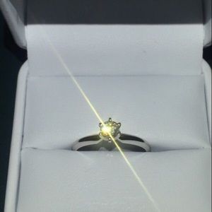 Beautiful white gold solitaire diamond ring